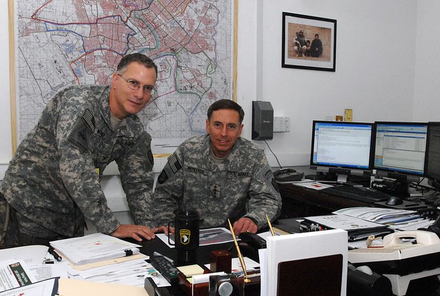 COL Mansoor and GEN Petraeus in Office (Oct 2007).JPG